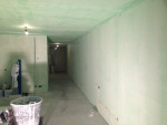 Wanden en plafond voorgestoken met hechtmiddel